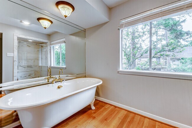 Building Photo - 201 Vanderpool Ln