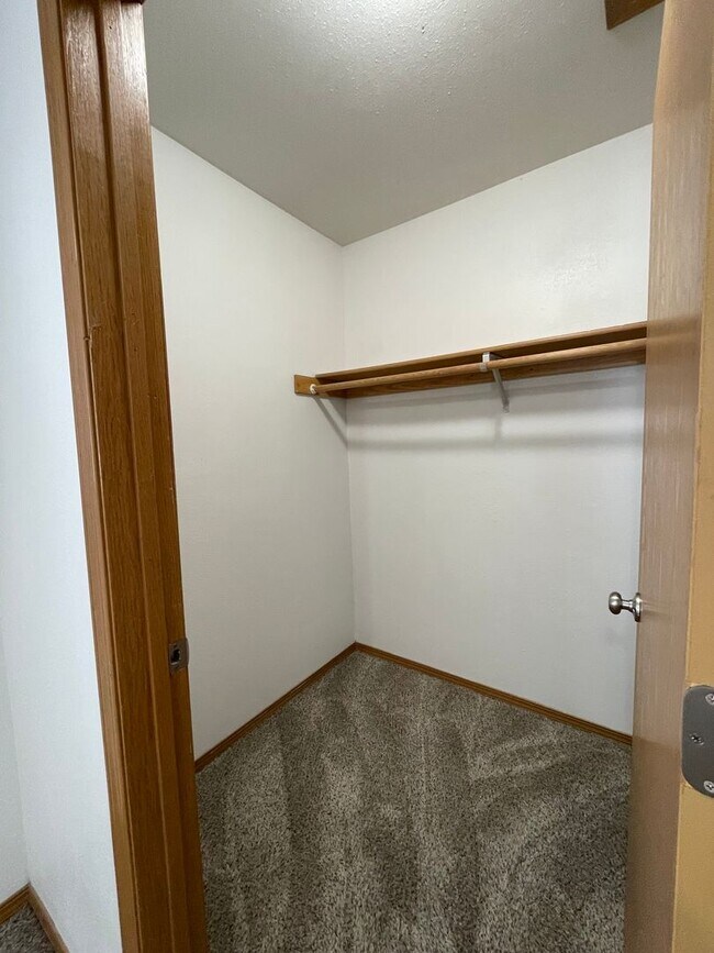 Building Photo - 1308/1310 W Lakeside Dr
