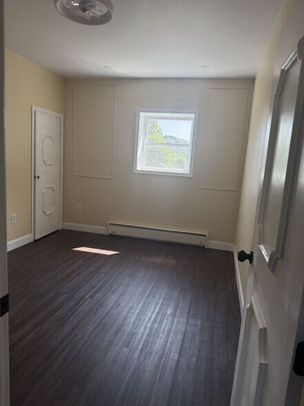 Building Photo - 132 E Main St