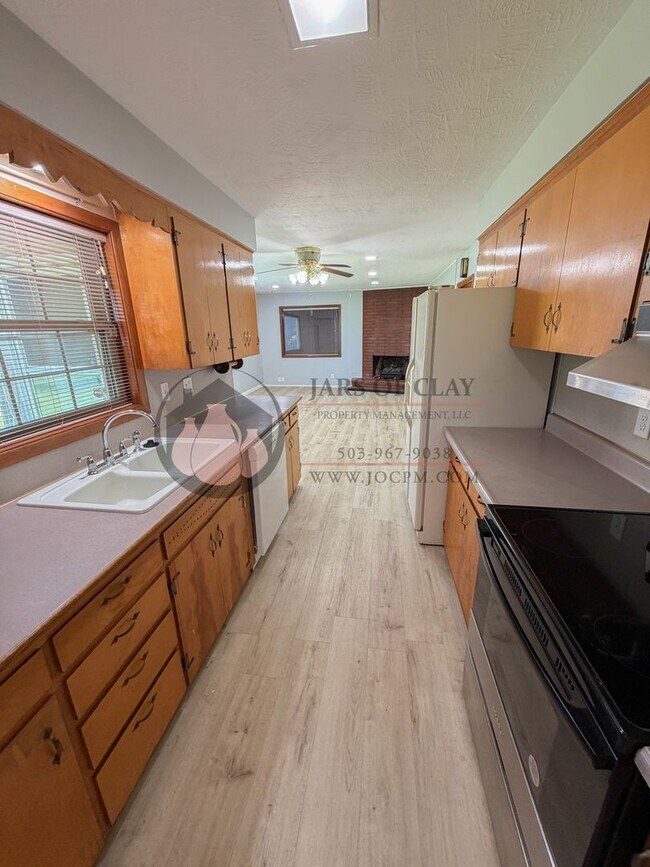 Building Photo - 3BR Single-Level Home in NE Salem | Tons of Storage!