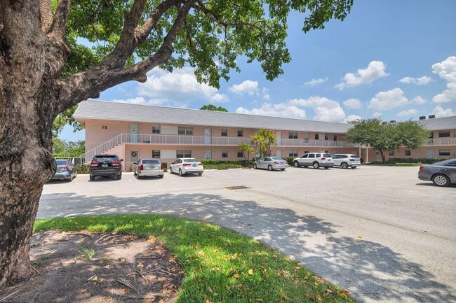 Building Photo - 18081 SE Country Club Dr