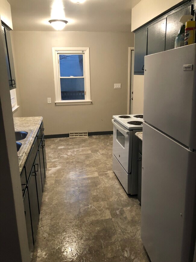 Building Photo - 1096 Silvercrest Ave