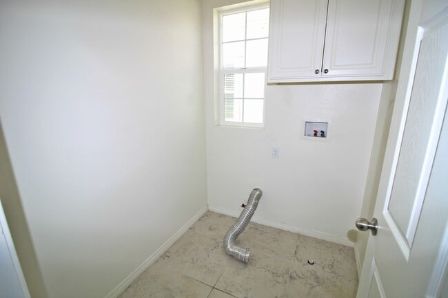 Building Photo - Oxnard | 3 bed + 2.5 bath single-family ho...
