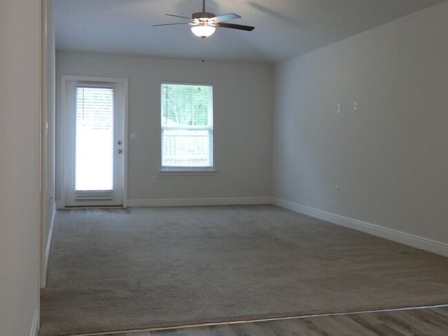 Building Photo - Prime Pensacola Location