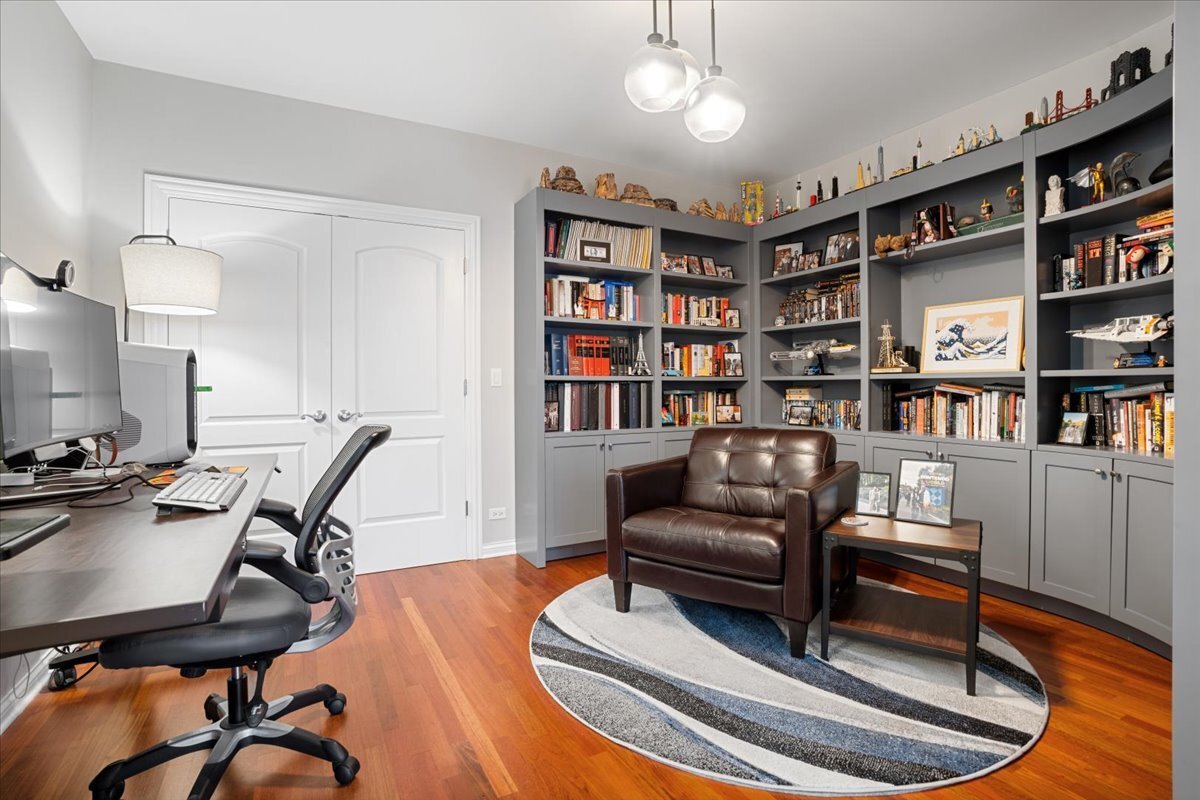 Building Photo - 1018 N Hermitage Ave