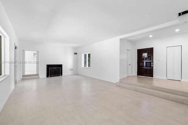 Building Photo - 5661 Pine Tree Dr