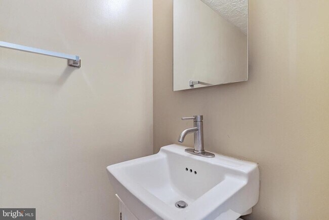 Building Photo - 6302 Betsy Ross Ct