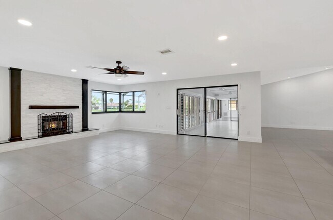 Building Photo - 355 Woodlake Ln