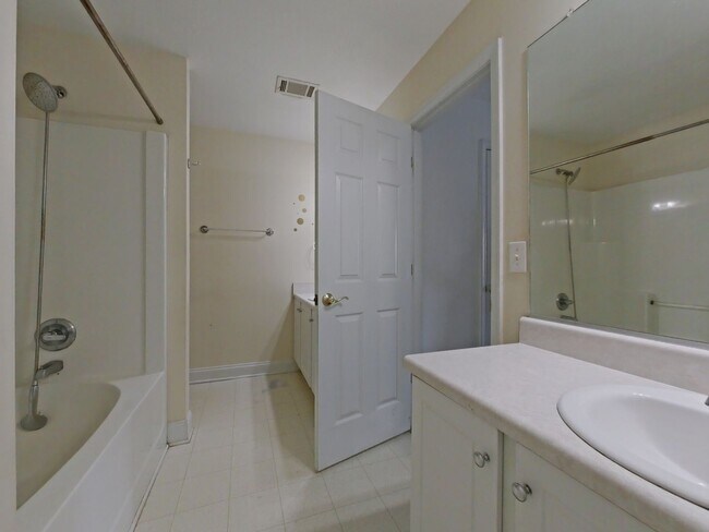 Building Photo - Available NOW- West Augusta Townhome with garage