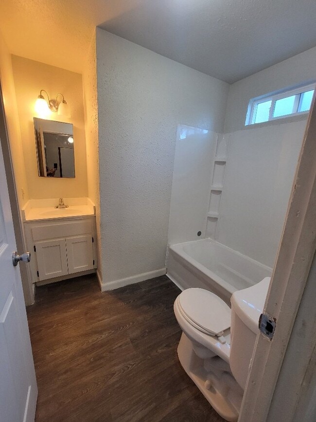 Building Photo - Lovely 3 bedroom 1.5 bath duplex for rent ...