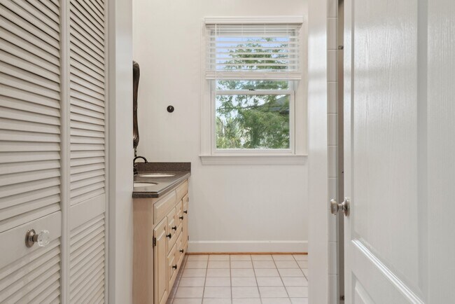 Building Photo - 317 W College Terrace