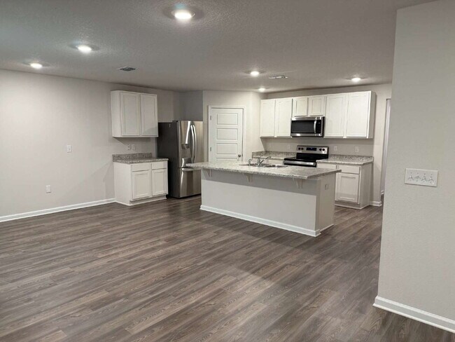 Building Photo - Spacious 4-Bedroom Rental in Quiet Pensaco...