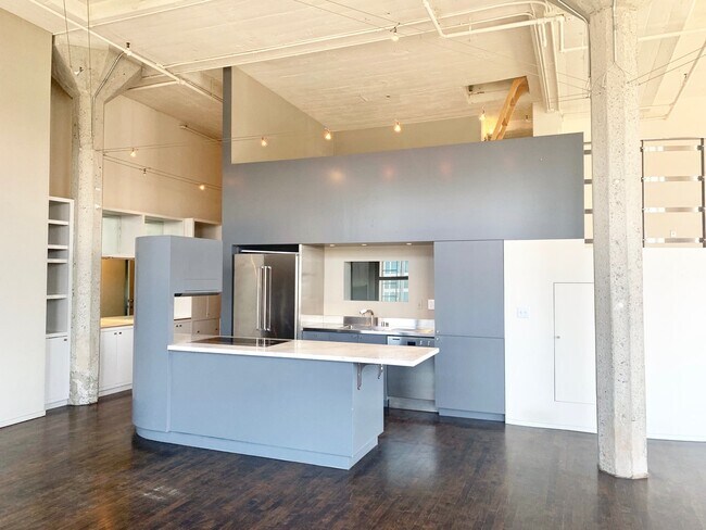 Building Photo - STUNNING LARGE CORNER LIVE/WORK 1 BED+ DEN...