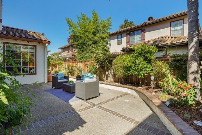 Building Photo - Comfortable and nicely upgraded home for r...