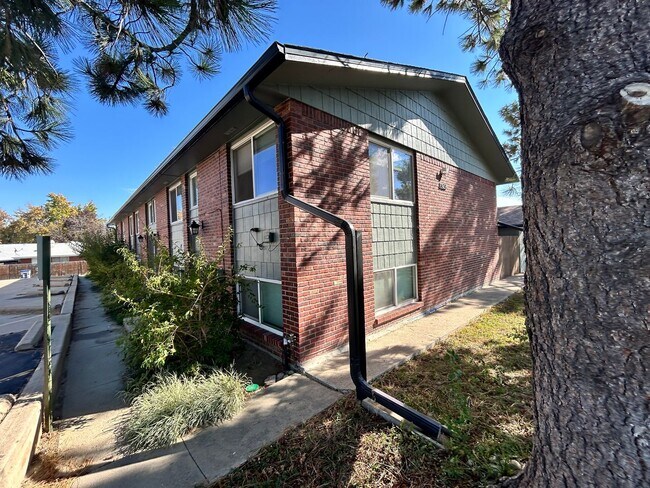 Building Photo - Spacious 2Br/1.5Ba End-Unit Townhome with Carport & Extra Storage