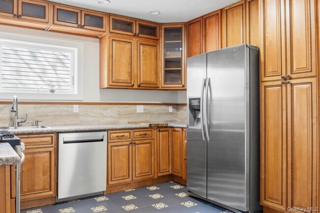 Building Photo - 51 Gifford Ave