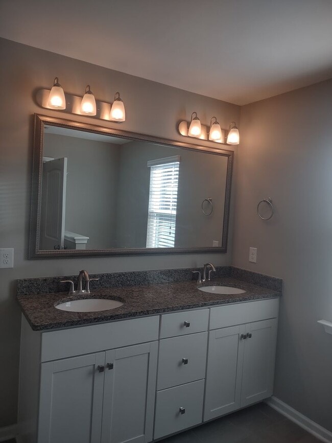 Building Photo - Spectacular Three Bedroom Home in Liberty Ridge!