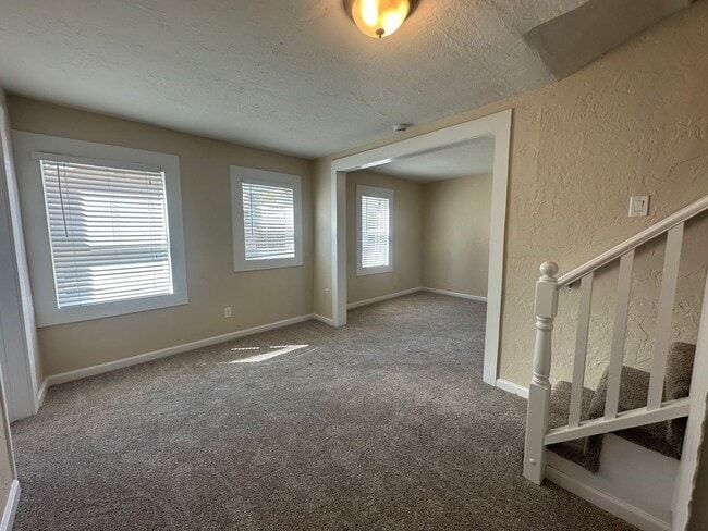 Building Photo - 3 Bedroom 2 Bathroom Home with Yard