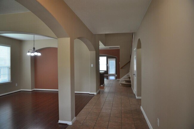 Building Photo - 2222 Drake Falls Dr