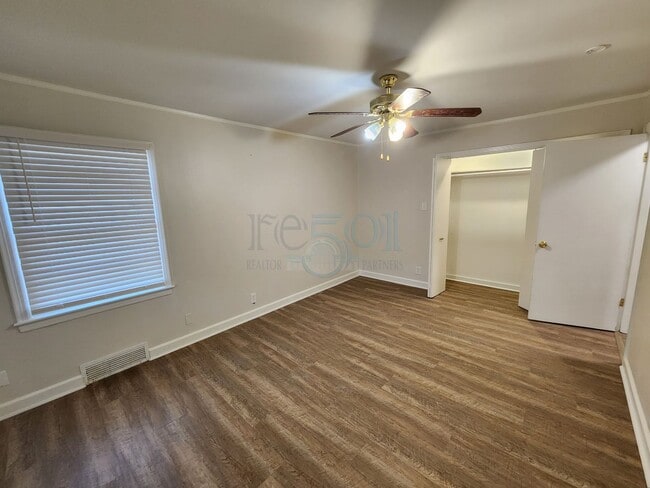 Building Photo - Compeltely Remodeled 3 Bedroom 3 Bathroom