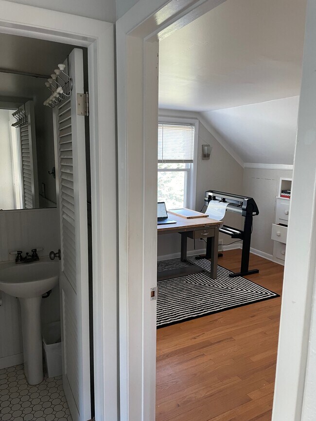 Bedroom/office. - 826 Hall St