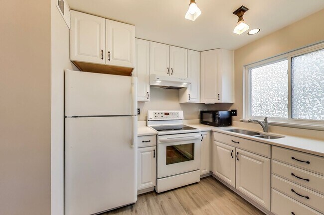 Building Photo - 3 bed + 2 Full + 2 half Bath - End Unit TH