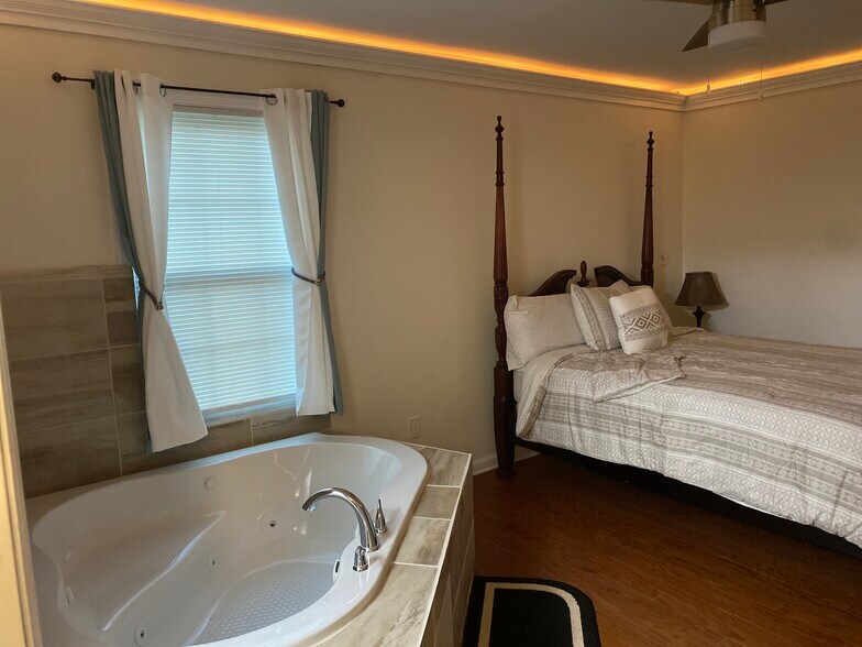 Building Photo - 825 Forest Lake Dr S