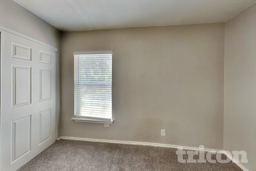 Building Photo - 706 Olney Dr