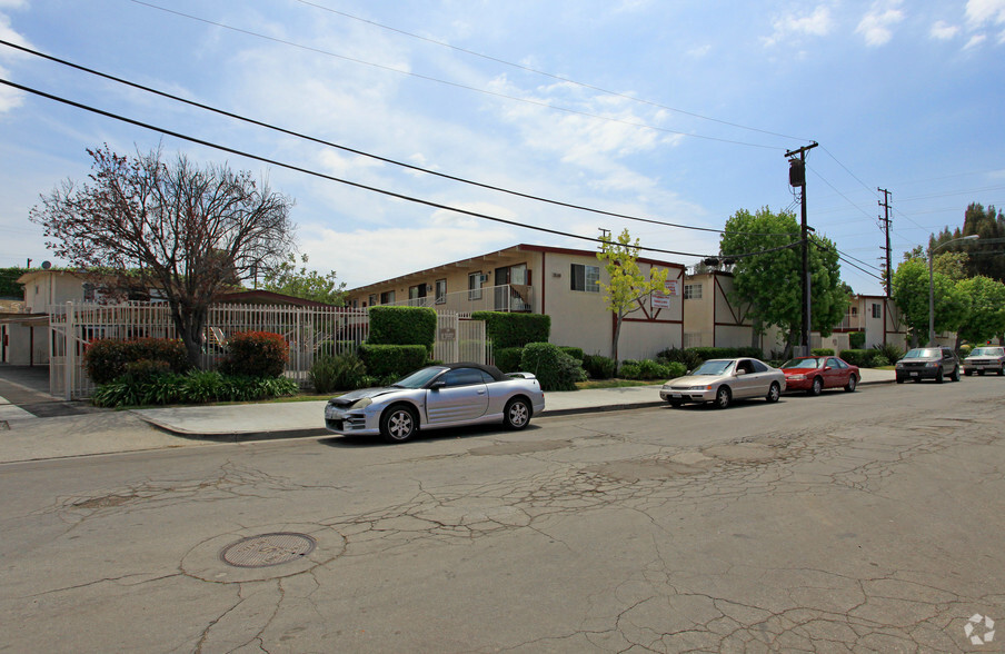 1200 E 52nd St - 52nd Street Apartments