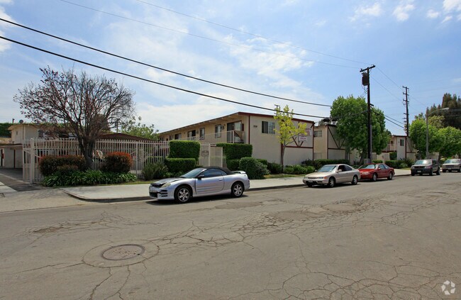 1200 E 52nd St - 2 bed/1 bath in Beautiful Long Beach!