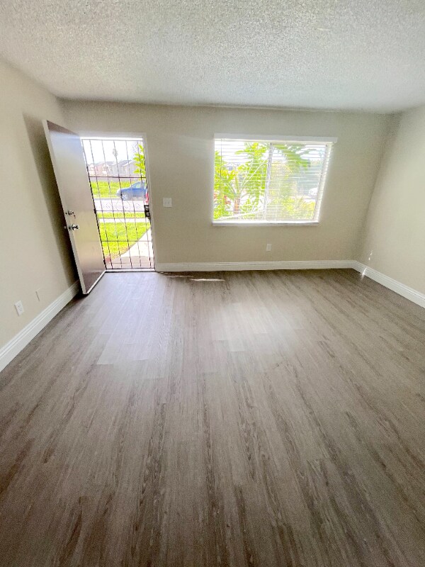 Building Photo - 831 S Oaks Ave