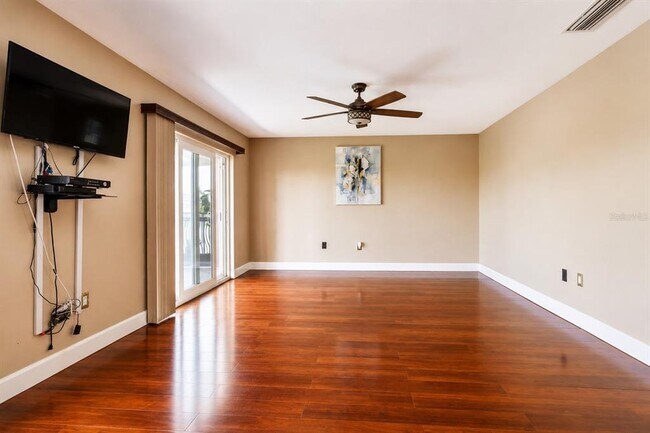 Building Photo - 8804 Bay Pointe Dr