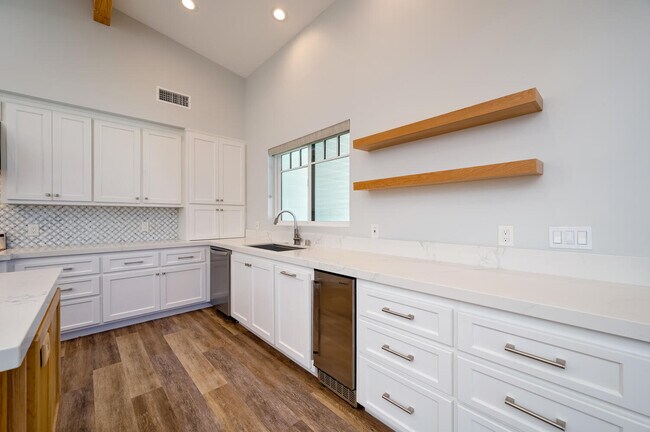 Building Photo - 11192 Martha Ann Dr