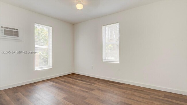 Building Photo - 1085 NE 128th St