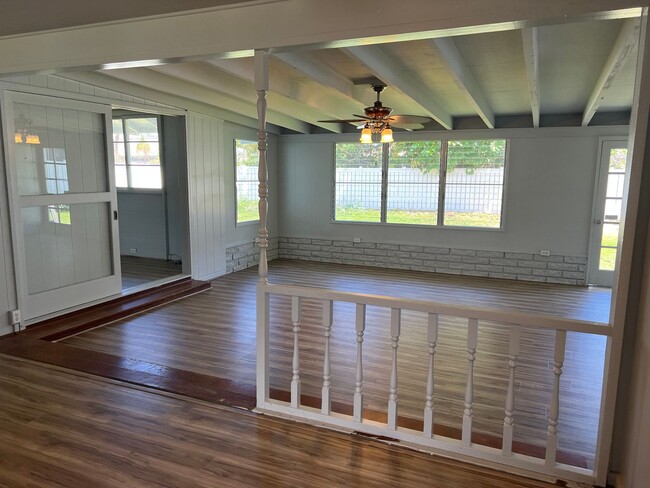 Building Photo - Renovated 4 bdrm, office/den, 2 bath singl...