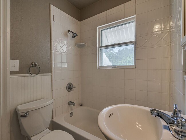 Building Photo - Charming 2 Bed / 1 Bath Home with Detached Garage and Huge Yard