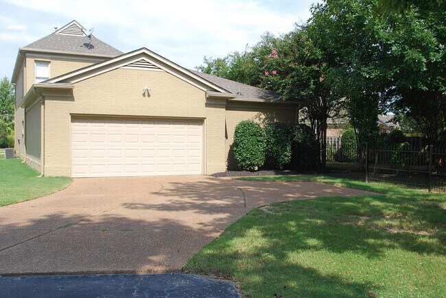 Building Photo - EXECUTE LIVING IN PRIVATE COMMUNITY