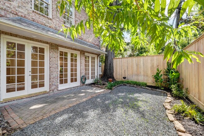 Building Photo - 2709 Wroxton Rd