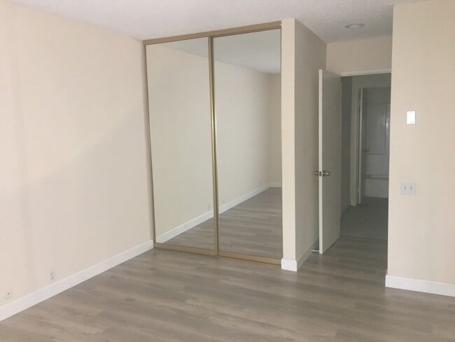 Building Photo - Upgraded One Bedroom Condo in Pacific Beach!