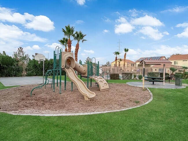 Building Photo - Large 3 bedroom, 2.5 bath house/ New Upgrades