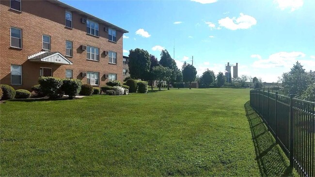 Building Photo - 125 Riverview Ct