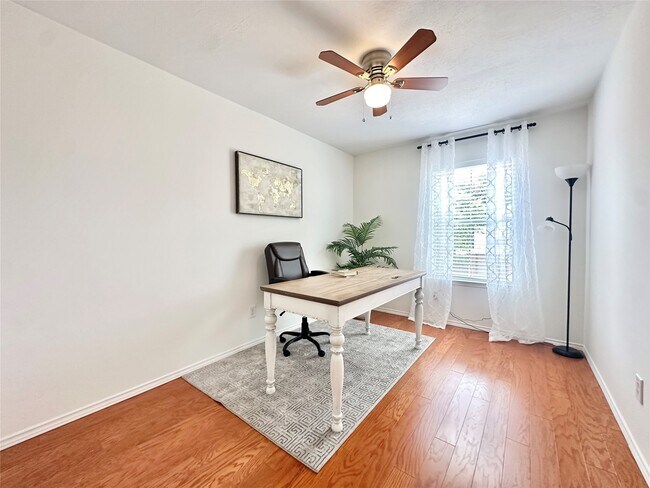 Building Photo - 8223 Golf Green Cir