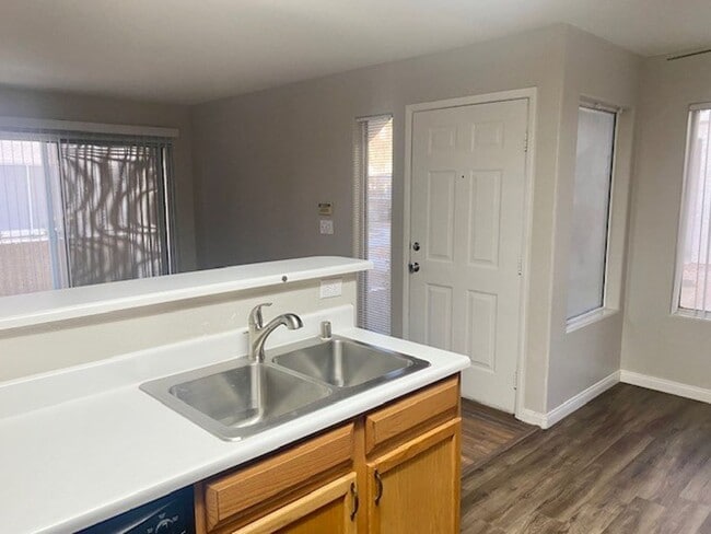 Building Photo - Beautiful 2 bedroom 2 bath Downstairs Condo