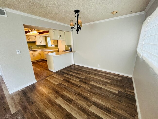 Building Photo - 3 bedroom home centrally located!