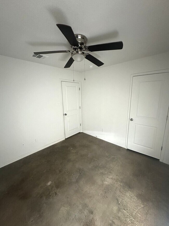 Building Photo - AVAILABLE NOW! (SECTION 8 ACCEPTED)