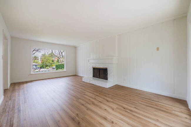Building Photo - Valmonte 3 bed/3 bath Home plus guest house.