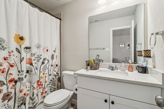 Building Photo - Spacious 1.5 Story Home with a Versatile F...