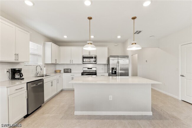 Building Photo - 42425 Cascade Dr