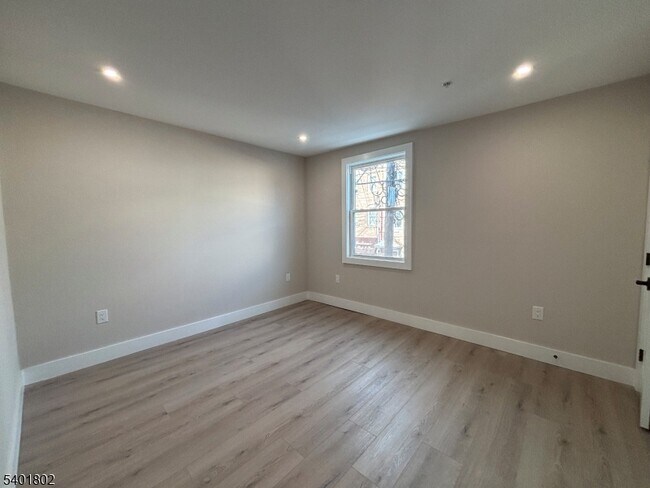 Building Photo - 136 Elm St