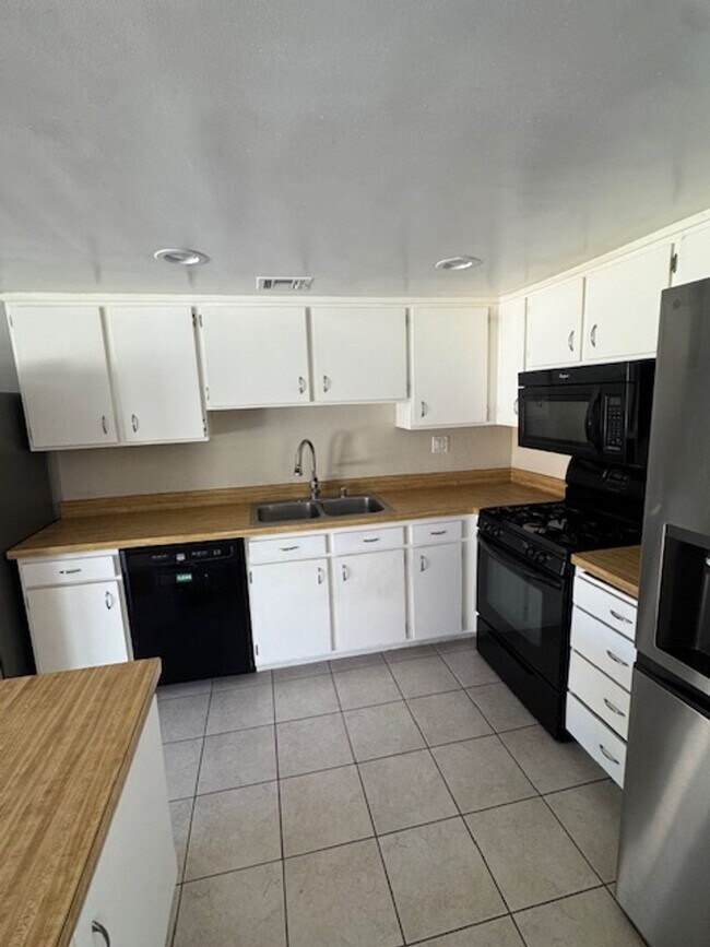 Building Photo - Conveniently located home featuring 2 main bedrooms!